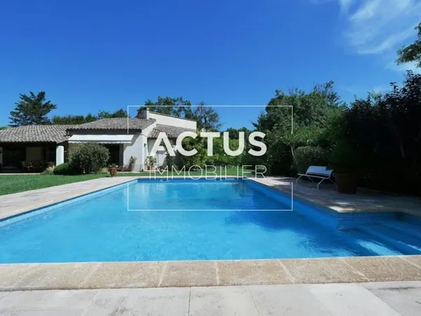 Spacieuse villa d'architecte avec piscine
