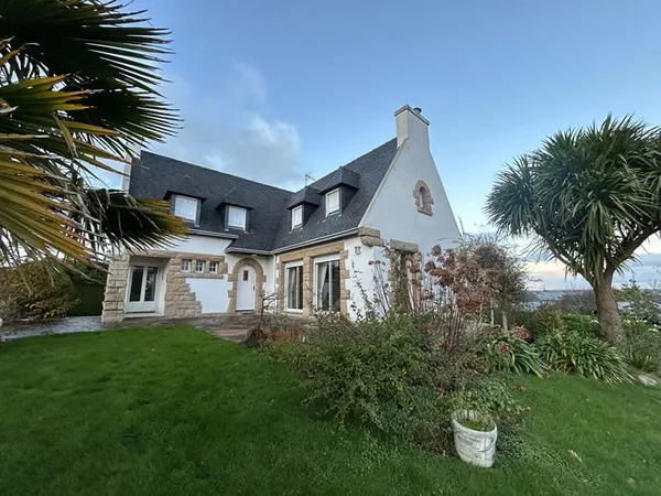 FOUESNANT - Maison familiale aux volumes généreux, à deux pas du bourg