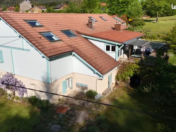 Ferme vosgienne rénovée avec confort moderne au milieu d'un petit hameau paisible