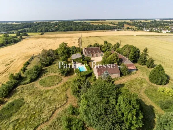 Dans le Loiret, un ancien relais de chasse du 17e s restauré et ses vastes dépendances, entre bois e