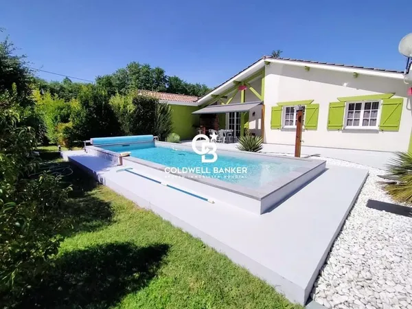 Ensemble immobilier disposant d'une maison principale et de 2 gîtes. Proche de Lacanau-océan
