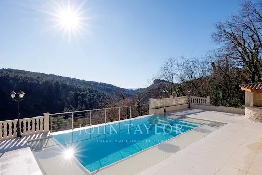 Maison 7 pièces 230 m²