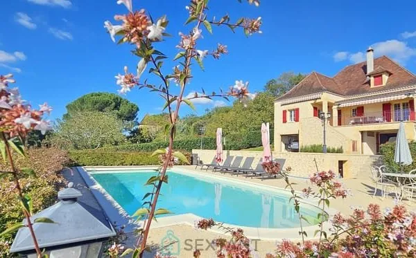 Maison idéale à Domme, offrant une vue imprenable sur la Bastide et la vallée, avec une piscine inté
