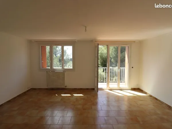 Appartement T4 avec terrasse - Place de parking et cave