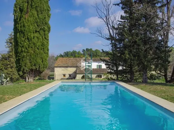 Pays de Fayence- Mas provençal à renover