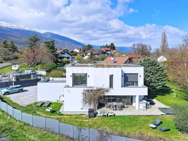 Maison individuelle T7 de 166m2 sur terrain de 910m2!