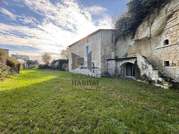 Maison semi-troglodyte et terrains constructibles à Lerné