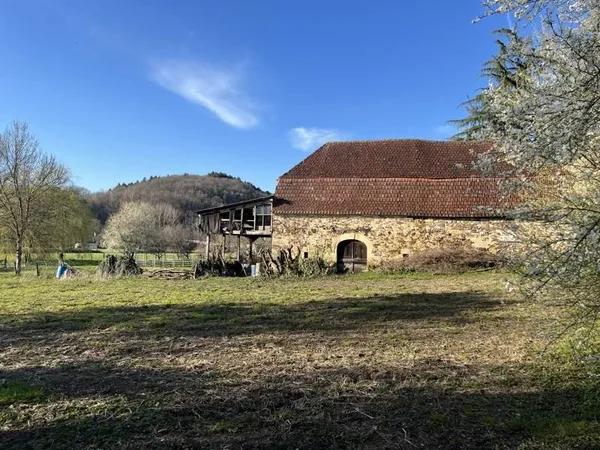 Grange de 2 pièces principales