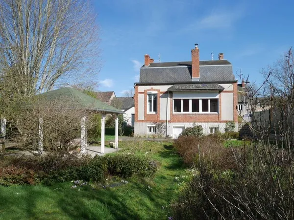 Au coeur du village de Montreuillon, maison Style Mansart, entre le lac de Pannecière et Corbigny.