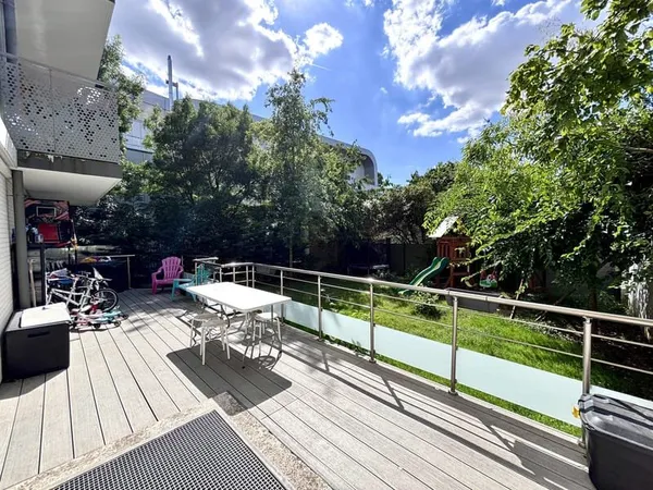 ** APPARTEMENT 4 PIECES AVEC SON INCROYABLE ESPACE EXTERIEUR