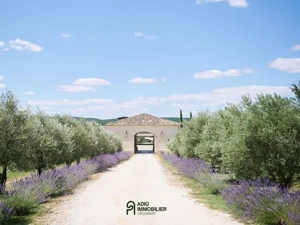 Exceptionnel domaine de 28 hectares situé en position dominante entre l'Uzège et la Vallée de la Cèz