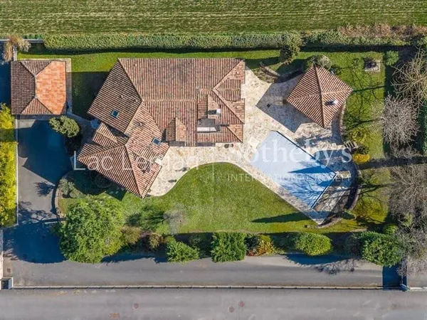 Maison 10 pièces 430 m²