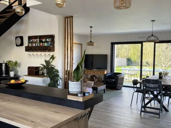 Maison entre commerces et plage