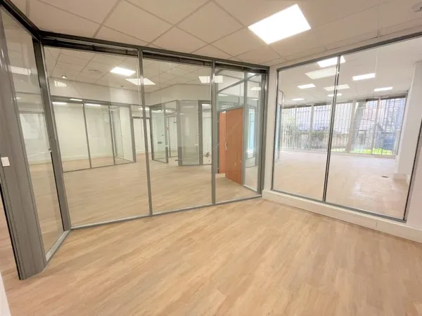 Bureau 260 m²