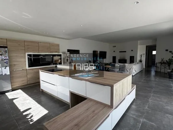 VILLA 3 CHAMBRES 148m2 AVEC POTENTIEL SUR GRAND GARAGE