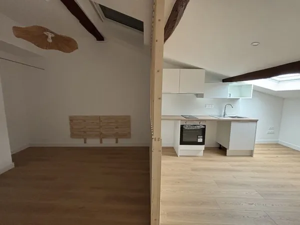 STUDIO DE 24M2 SITUE AU 3EME ETAGE DANS LE CENTRE DE CASTELN