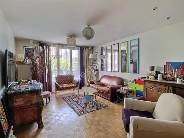 MONTREUIL, AU PIED DU METRO CROIX DE CHAVAUX, PROCHE COMMERCES ET ECOLES, 3 PIECES TRAVERSANT AVEC B