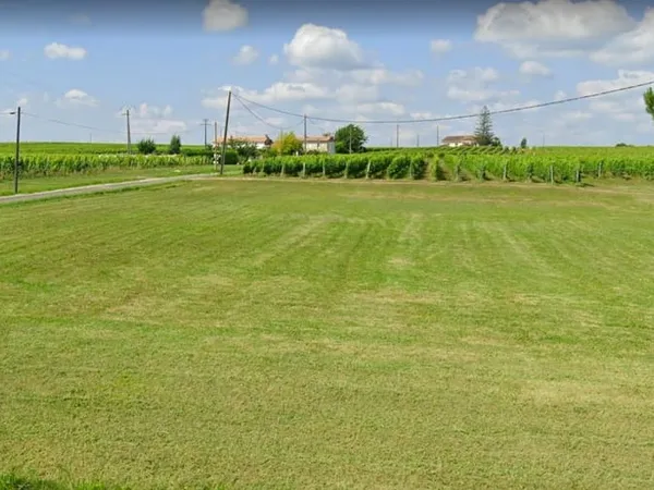 Terrain à bâtir de 39900 m² à BUSSAC-FORET (17)