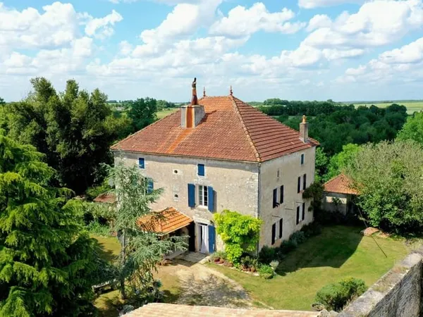 Propriété historique du 12ème siècle en pleine nature