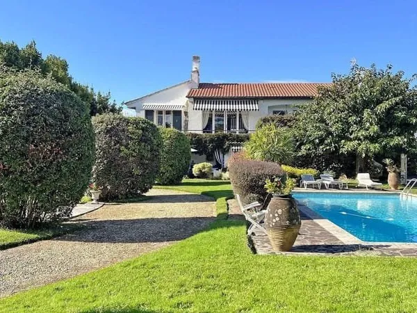 Maison de plain-pied 10 pièces 225 m²