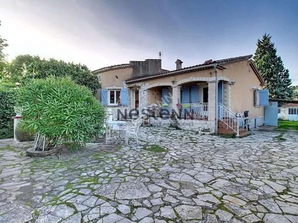 Maison t4 de plain pied individuelle avec garage, annexes et jardin