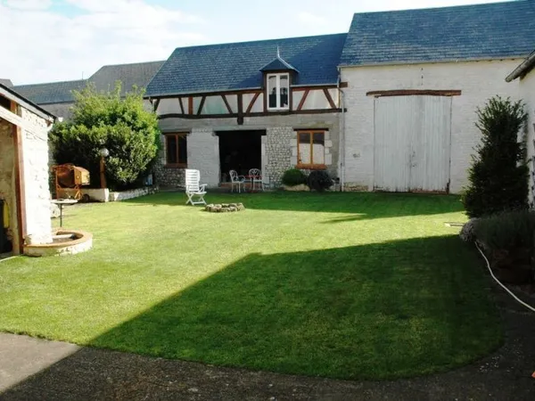 MAISON ANCIENNE À RÉNOVER AVEC NOMBREUSES DÉPENDANCES