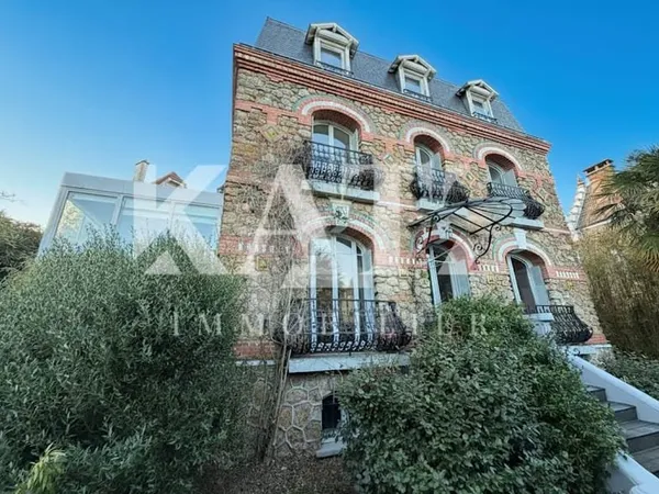 Maison 8 pièces 215 m²