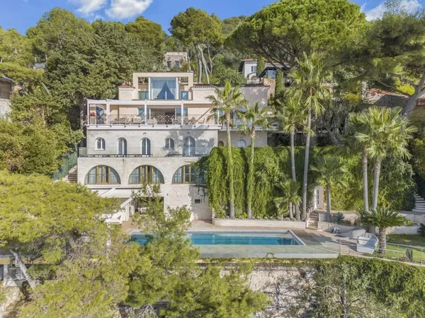 Maison 9 pièces 677 m²