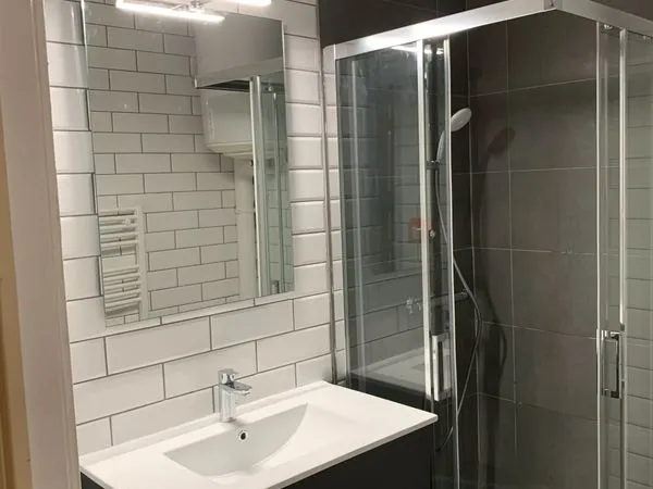 STUDIO proche BEAULIEU bd de vitre Place de PARKING Couverte