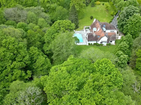 Maison exceptionnelle située dans un cadre privé.