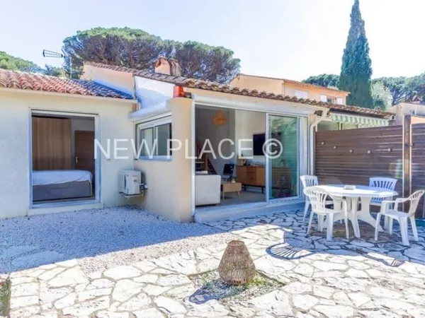 Joli mazet rénové avec jardin dans domaine privé avec piscine et tennis