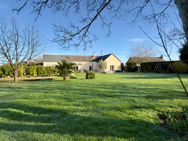 CHOUZE SUR LOIRE, Maison tuffeau 4 chambres avec vie de plain-pied sur jardin arboré clos