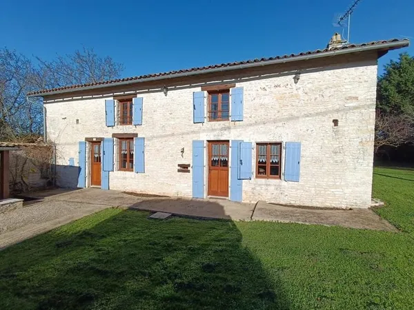 Maison de village en pierre rénovée offrant trois chambres et un bureau avec jardin