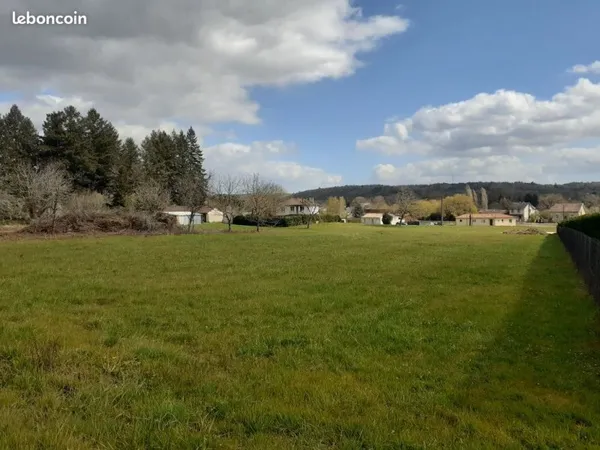 Terrain à bâtir - Savignac les églises - 1276 m2 - Plat - Plein sud - 24000 euros