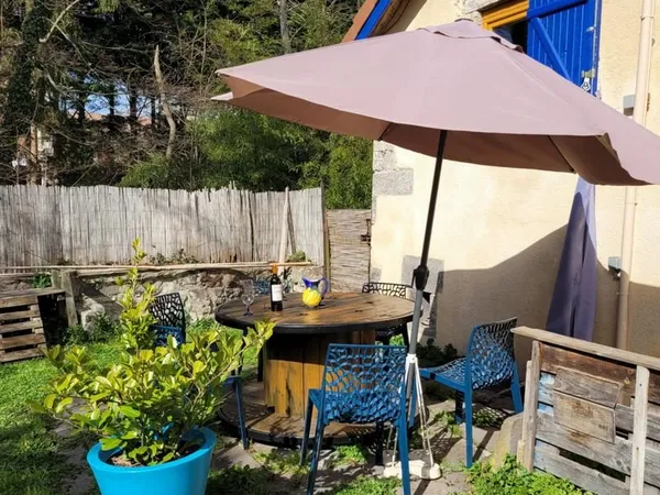 Rare : Petite Maison meublée dans un parc arboré. Ancien four à pain