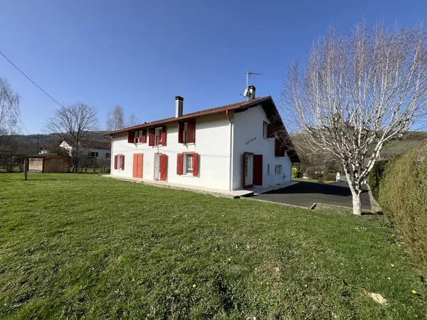 2 logements dans une maison à UHART CIZE