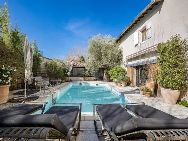 NORD LYON, SAINT BERNARD, PROPRIETE FAMILIALE, 275 m2 hab., 4 CHAMBRES, TERRAIN CLOS, PISCINE