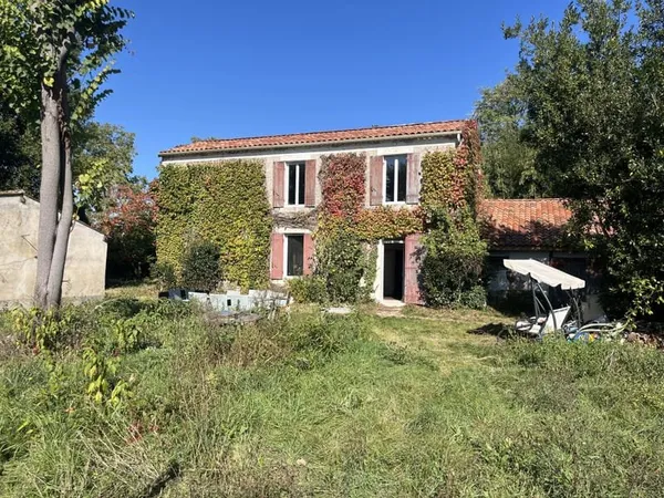 Jolie maison de village en pierre avec grand jardin et dépendances