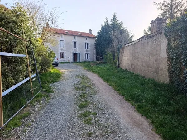 Belle maison de campagne avec une grange, un jardin et divers bâtiments annexes
