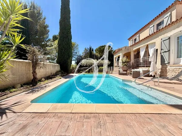 Villa de type 7, cinq chambres & 1 bureau avec piscine sur S