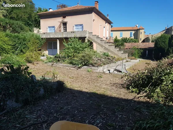 5 pièces spacieux dans une grande bâtisse avec jardin dans le centre de Bagnols
