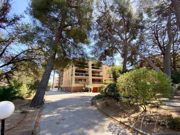 Dpt Var (83), à vendre appartement T2 au port - au clame - Terrasse couverte de 12m²