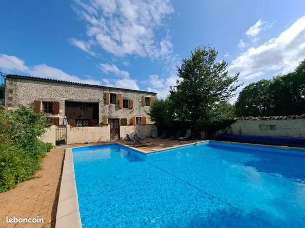 4 apartements + 1 maison à rénover/transformer + piscine - quelques travaux à prévoir