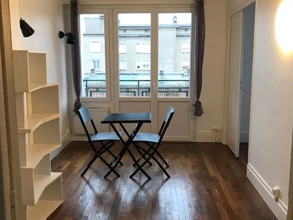T2 avec une chambre et un balcon emplacement idéal centre ville Charleville
