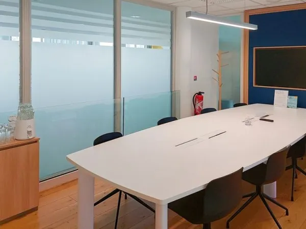 Réservez un espace de bureau ouvert pour les entreprises de toutes tailles à MASSY, Stop & Work Mass