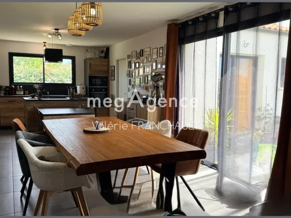 Maison contemporaine de plain-pied de 2024, au calme et en impasse sur une parcelle de 686M2.