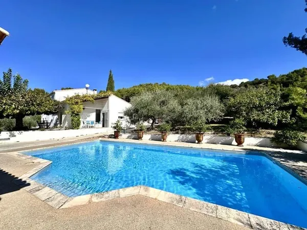 Villa 6 chambres avec piscine, pool-house, garage, carport sur une parcelle de 1800m2 avec vue dégag