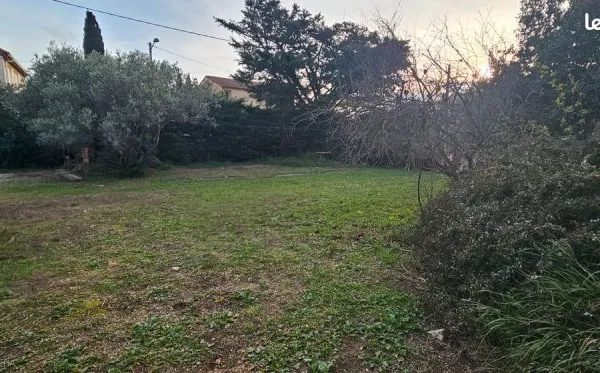 Terrain 350m2 Saint-Mitre-les-Remparts centre