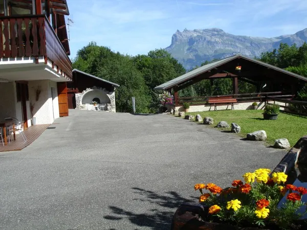 CHALET 13 p. sur un grand terrain