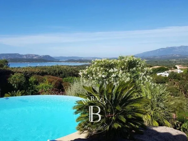 Exclusivité, Arasu , Villa vue mer panoramique, 3 chambres, garage, piscine à débordement, proche pl